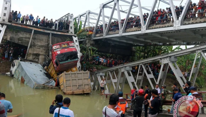 Jembatan Runtuh di Jakarta Selatan: Sopir Lalai dan Struktur Jembatan yang Berbahaya