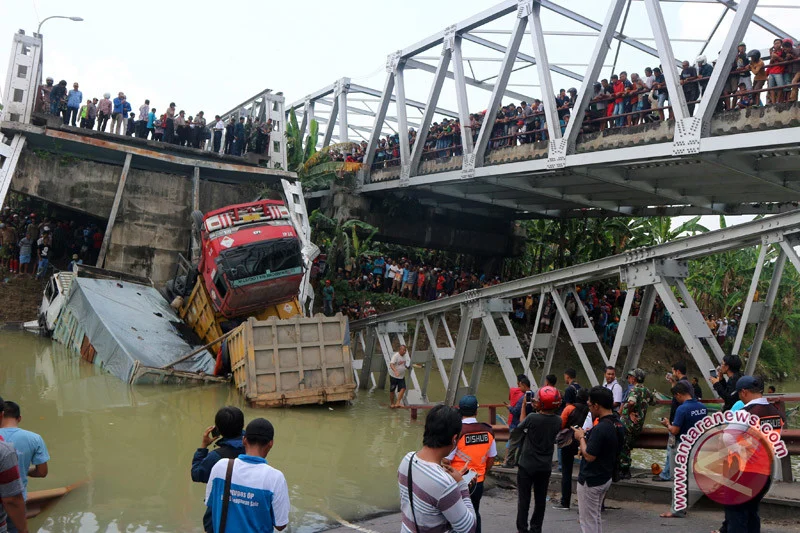 Jembatan Runtuh di Jakarta Selatan: Sopir Lalai dan Struktur Jembatan yang Berbahaya
