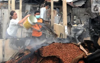 Kebakaran di Pasar Ciputat, Tangerang Selatan: Api Menghanguskan Toko Kue dan Mengancam Toko Emas