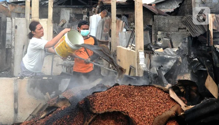 Kebakaran di Pasar Ciputat, Tangerang Selatan: Api Menghanguskan Toko Kue dan Mengancam Toko Emas