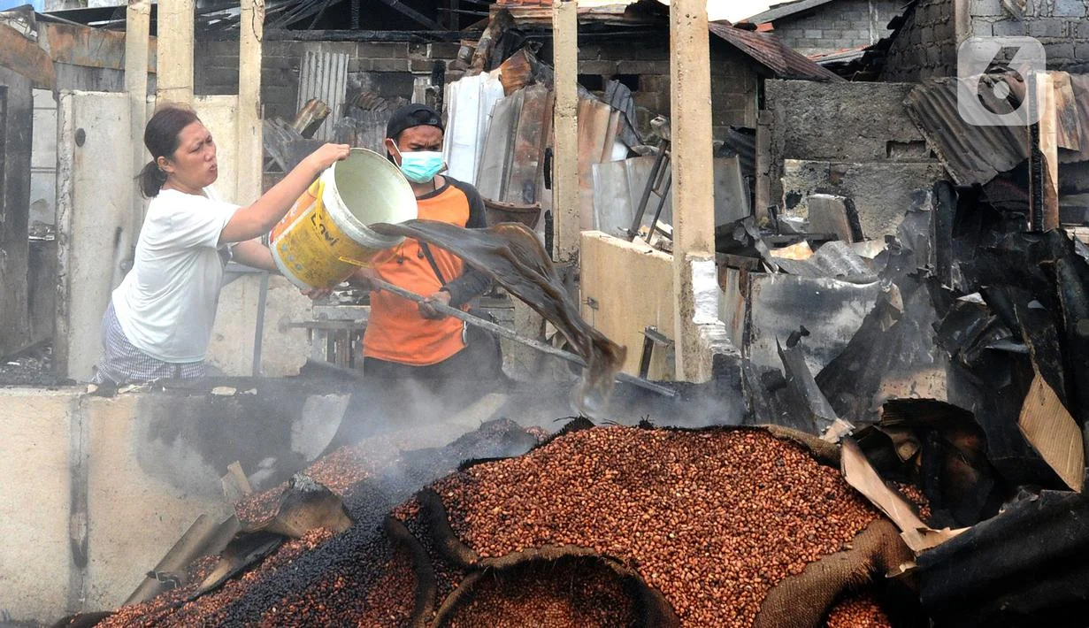 Kebakaran di Pasar Ciputat, Tangerang Selatan: Api Menghanguskan Toko Kue dan Mengancam Toko Emas