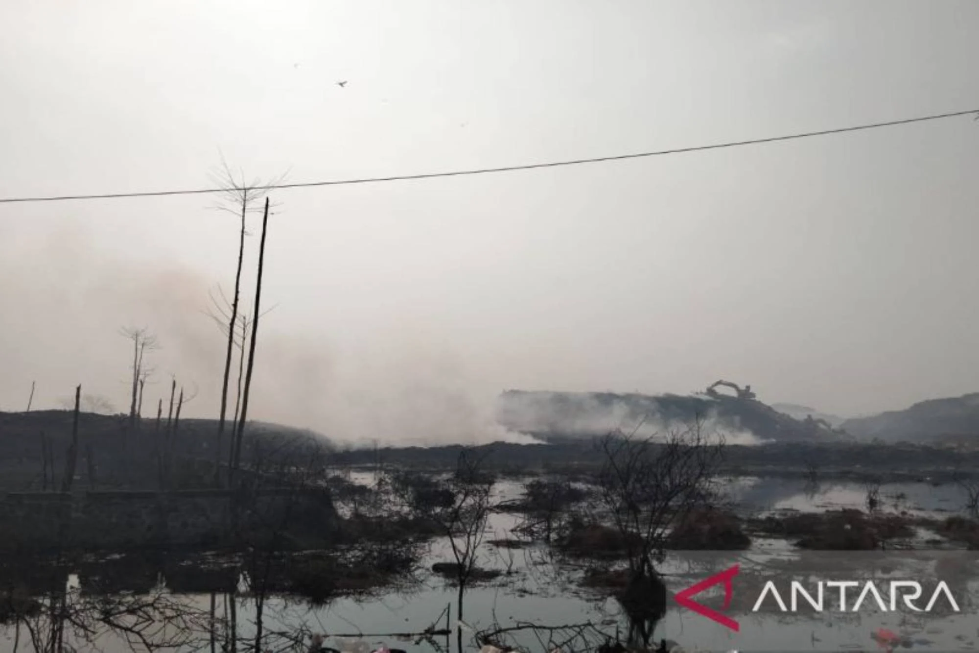 Kebakaran TPA Jatiwaringin: Api Masih Menyala Setelah Sehari Semalam