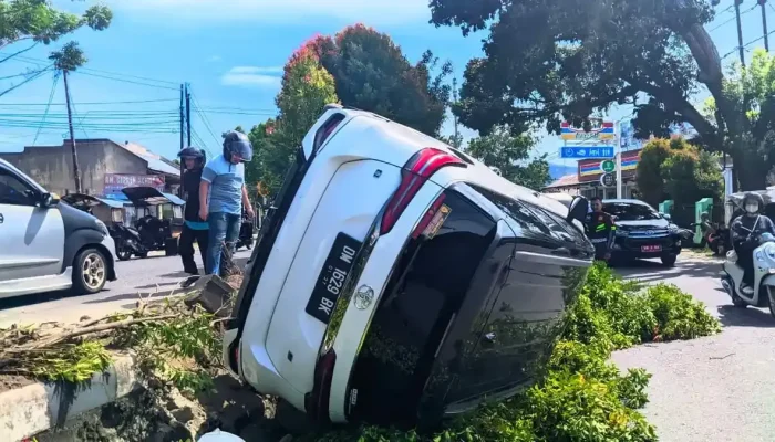 Kecelakaan Maut di Demak, Kendaraan Kopdes Merah Putih Terjungkal di Pemakaman