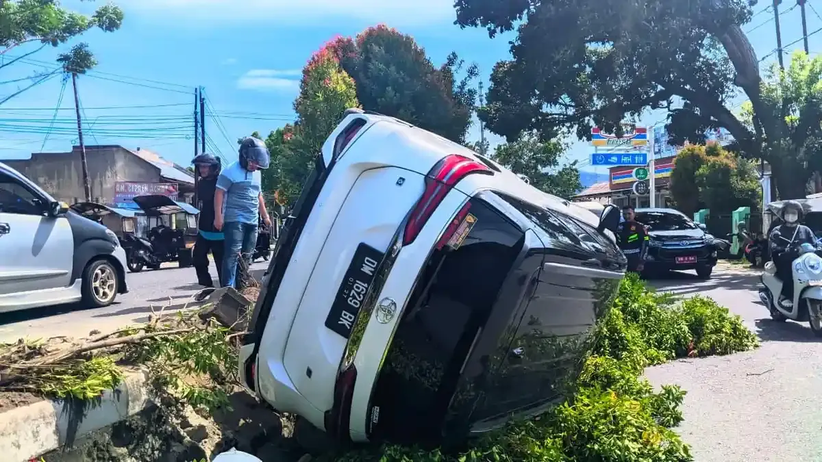 Kecelakaan Maut di Demak, Kendaraan Kopdes Merah Putih Terjungkal di Pemakaman