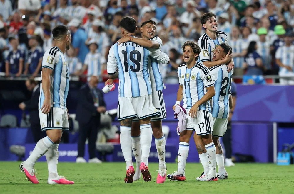 Kontroversi Wasit Argentina: Selebrasi Lautaro Martinez dan Kartu Merah Breel Embolo