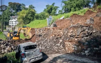 Longsor di Gegerkalong Bandung: Empat Bangunan Hancur, Wakil Wali Kota Beri Bantuan