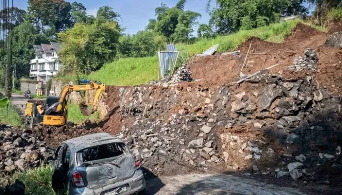 Longsor di Gegerkalong Bandung: Empat Bangunan Hancur, Wakil Wali Kota Beri Bantuan