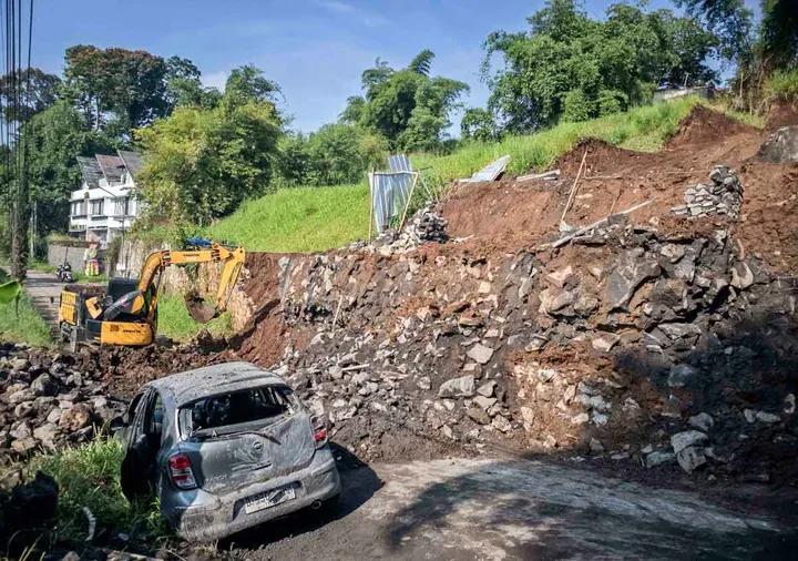 Longsor di Gegerkalong Bandung: Empat Bangunan Hancur, Wakil Wali Kota Beri Bantuan