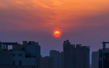 Mengapa Kota Tetap Hangat Setelah Matahari Terbenam dan Fenomena Alam di Langit