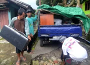 Warga Tegal Menukar Uang Rp 1,54 Miliar yang Rusak Akibat Banjir Rob