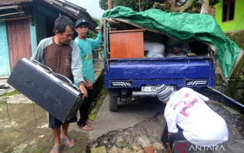 Warga Tegal Menukar Uang Rp 1,54 Miliar yang Rusak Akibat Banjir Rob