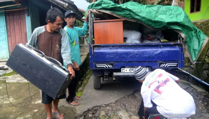 Warga Tegal Menukar Uang Rp 1,54 Miliar yang Rusak Akibat Banjir Rob