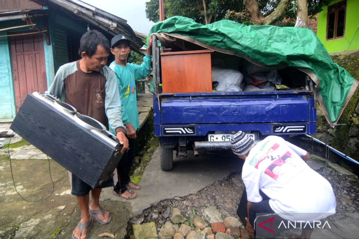 Warga Tegal Menukar Uang Rp 1,54 Miliar yang Rusak Akibat Banjir Rob