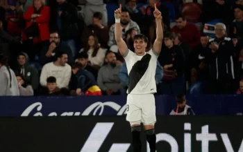 Carlos Espi Merayakan Debutnya di Real Madrid dengan Penuh Emosi