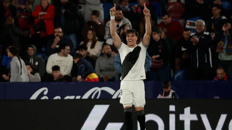 Carlos Espi Merayakan Debutnya di Real Madrid dengan Penuh Emosi
