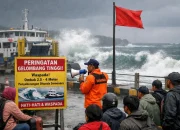 Gelombang Tinggi Mengganggu Aktivitas Penyeberangan dan Nelayan di Selat Bali