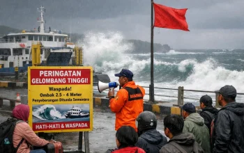 Gelombang Tinggi Mengganggu Aktivitas Penyeberangan dan Nelayan di Selat Bali