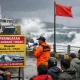 Gelombang Tinggi Mengganggu Aktivitas Penyeberangan dan Nelayan di Selat Bali
