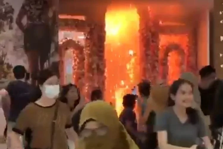 Kebakaran Hebat Melanda Nipah Mall Makassar, Pengunjung Berhamburan