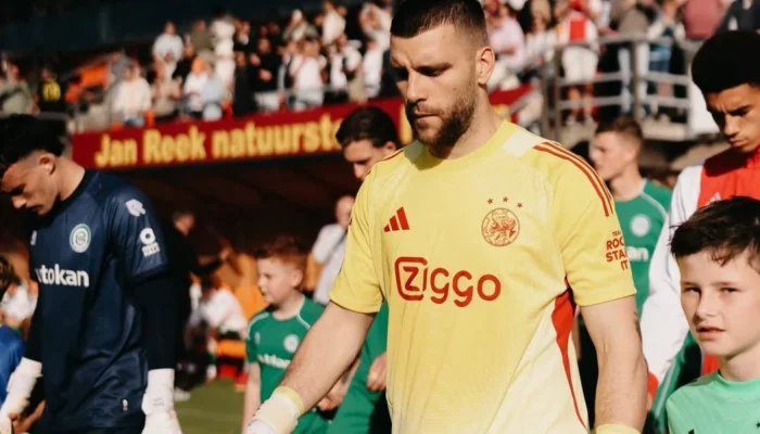 Maarten Paes Bersinar di Ajax, Membawa Tim Lolos ke Babak Playoff Conference League