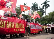 Mengenal Perjuangan Buruh di Indonesia: Dari Pengupasan Bawang hingga Upacara HUT RI