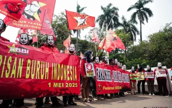 Mengenal Perjuangan Buruh di Indonesia: Dari Pengupasan Bawang hingga Upacara HUT RI