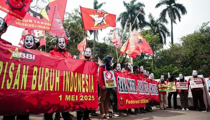 Mengenal Perjuangan Buruh di Indonesia: Dari Pengupasan Bawang hingga Upacara HUT RI