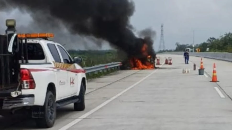 Mobil Listrik BYD Seal Terbakar di Tol Cikampek, Diduga Korsleting
