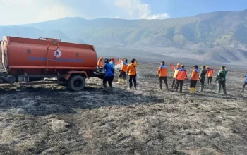 Patroli Gabungan Cegah Api Bromo Membesar, TNI Gelar Pengamanan dan Mitigasi Kebakaran