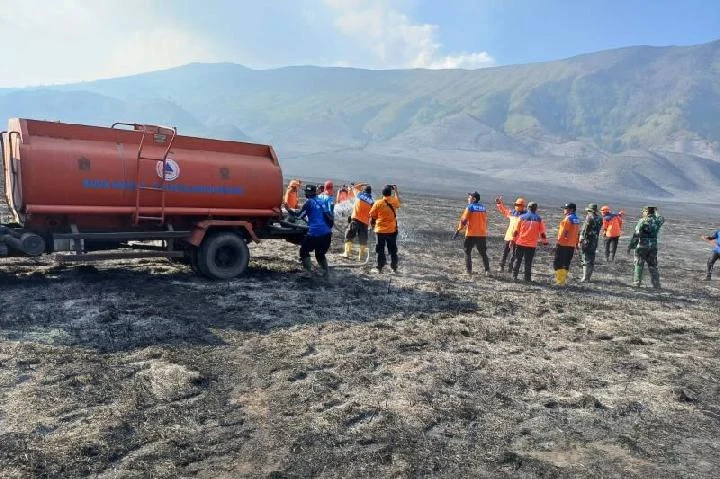 Patroli Gabungan Cegah Api Bromo Membesar, TNI Gelar Pengamanan dan Mitigasi Kebakaran