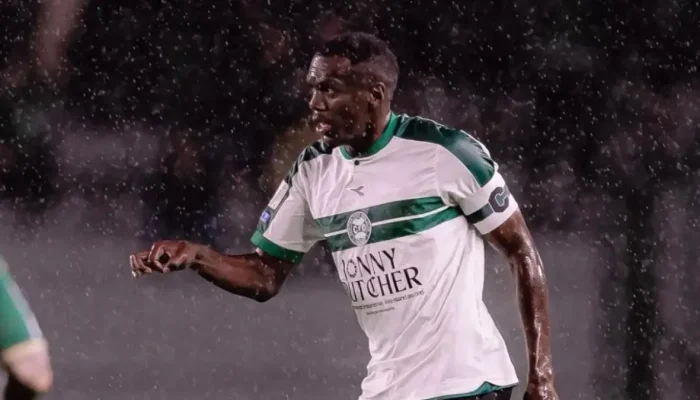 Pemain Coritiba Jatuh ke Terowongan Saat Merayakan Gol yang Dianulir