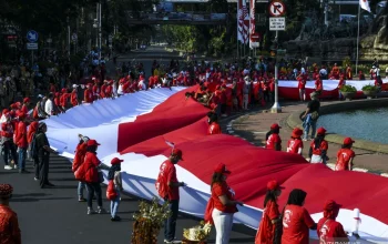 Pengibaran Bendera Merah Putih di Bulan Kemerdekaan: Antara Tradisi dan Makna