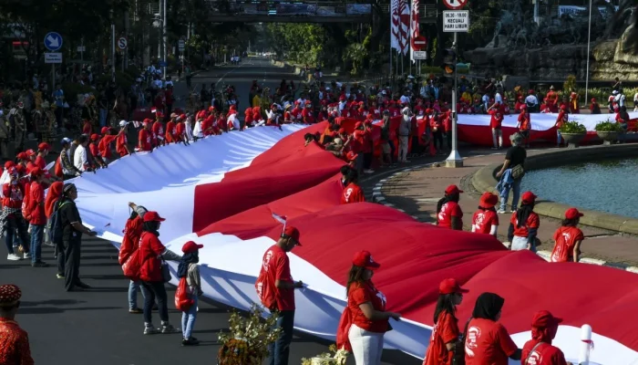 Pengibaran Bendera Merah Putih di Bulan Kemerdekaan: Antara Tradisi dan Makna