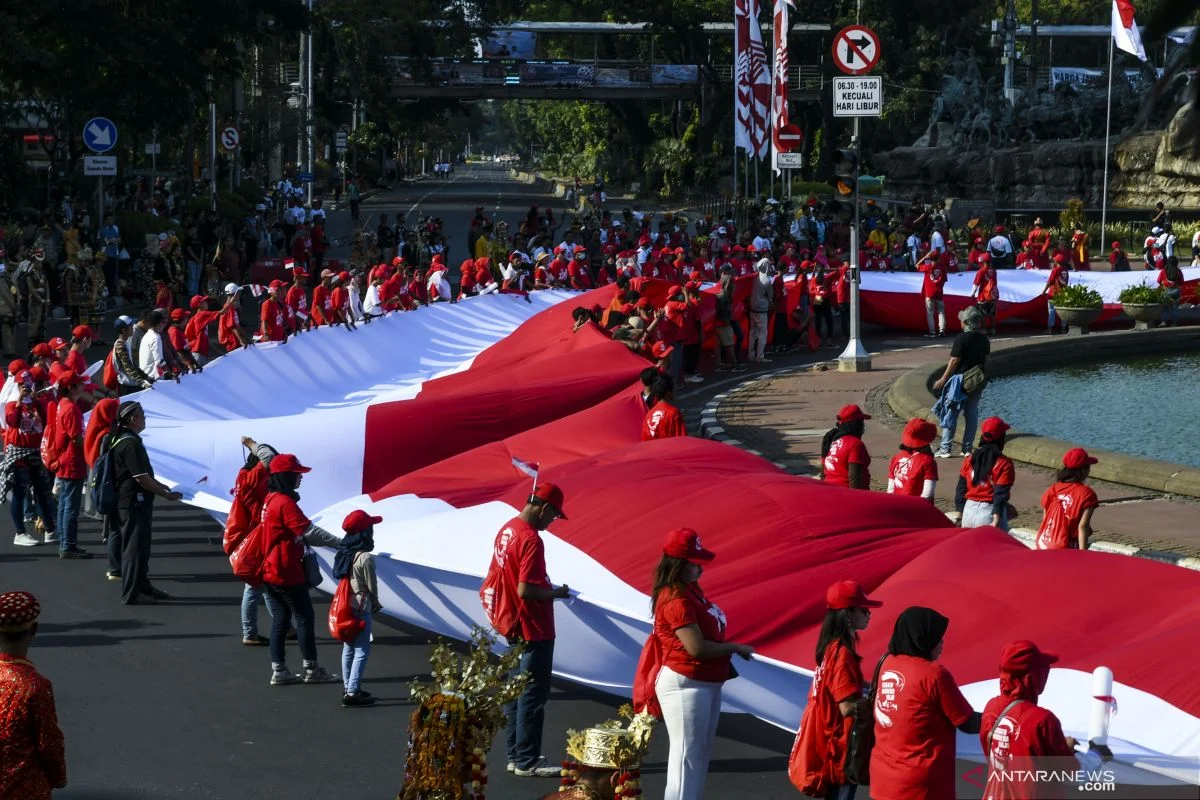 Pengibaran Bendera Merah Putih di Bulan Kemerdekaan: Antara Tradisi dan Makna
