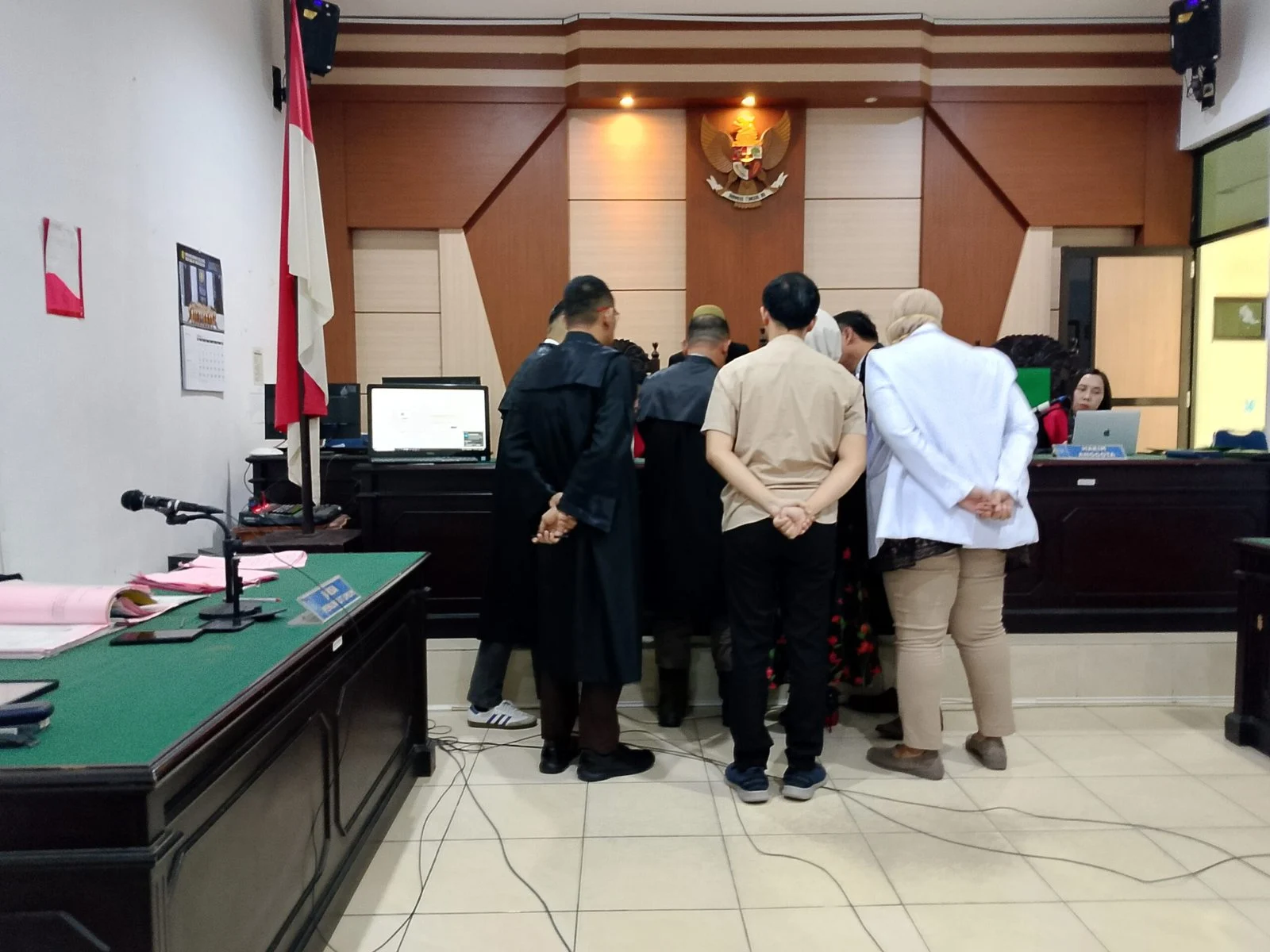 Tes Medis dan Persidangan: Dua Wajah Berita Hari Ini